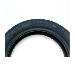 Primer plano del flanco reforzado del neumático CST 10x2.50-6.5 urbano para patinete eléctrico.