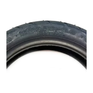 Neumático CST 10x2.50-6.5 para patinete eléctrico, detalle de medidas grabadas en caucho resistente.
