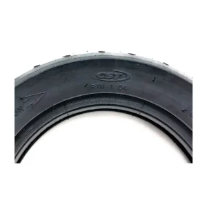 OMMVISHOP ofrece detalle de la marca CST grabada en el neumático 10x2.50-6 reforzado para patinete eléctrico.