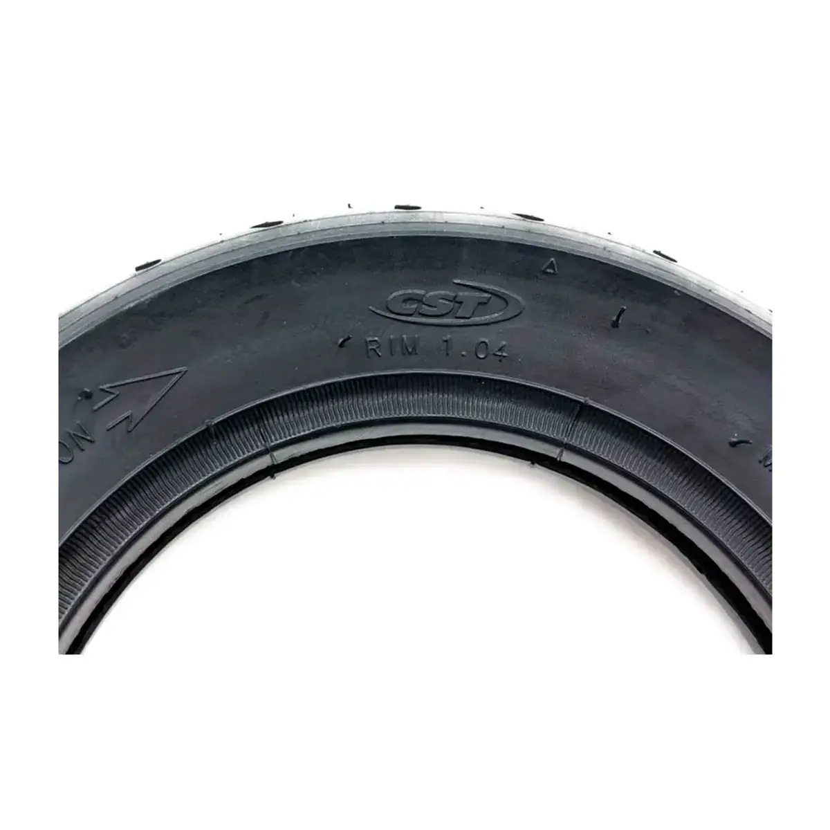 OMMVISHOP ofrece detalle de la marca CST grabada en el neumático 10x2.50-6 reforzado para patinete eléctrico.