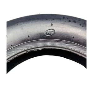 OMMVISHOP muestra detalle de la marca Wanda grabada en el flanco del neumático urbano 10x2.50-6 para patinete eléctrico.