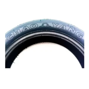 Primer plano del logo y marca Chaoyang en el flanco del neumático 10x2.70-6.5 reforzado para patinete eléctrico.