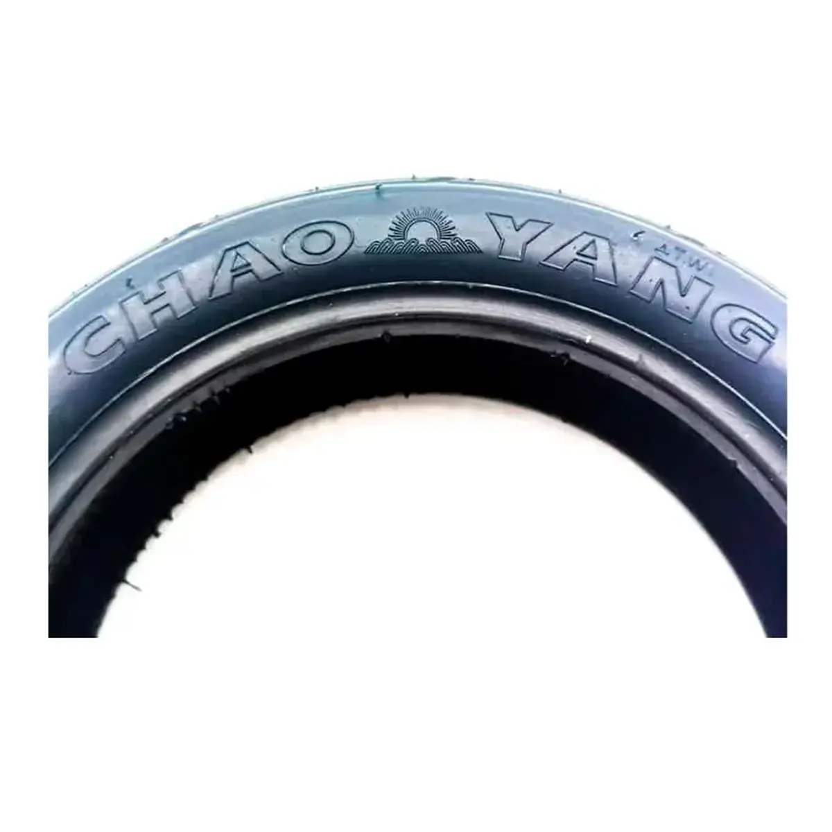 Primer plano del logo y marca Chaoyang en el flanco del neumático 10x2.70-6.5 reforzado para patinete eléctrico.