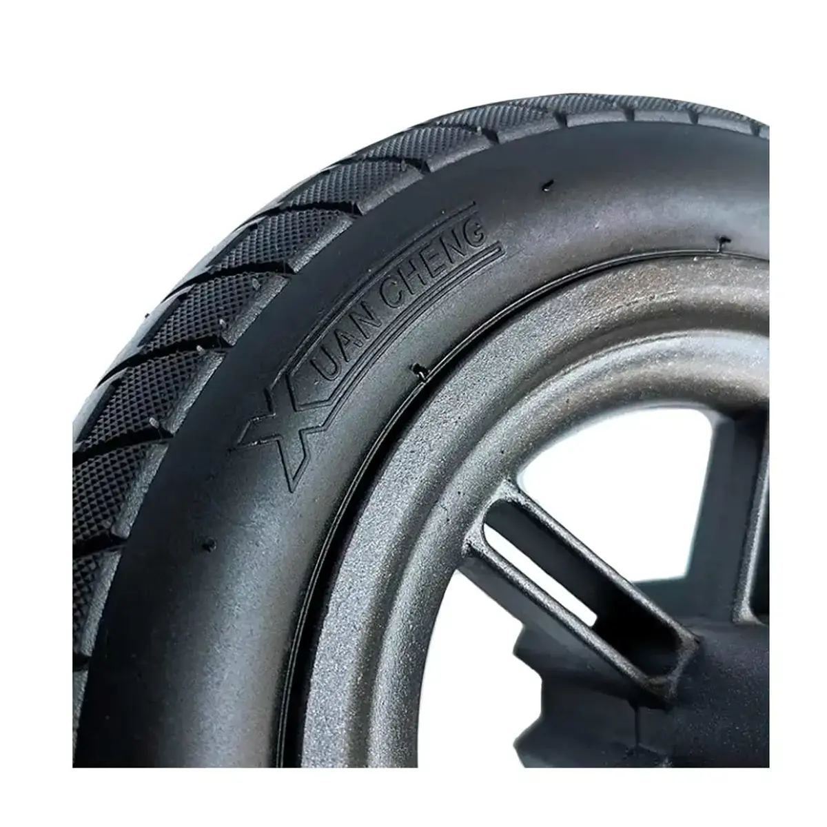 Neumático XuanCheng 10x2 reforzado para patinete eléctrico, detalle del logo y marca grabada en la cubierta.