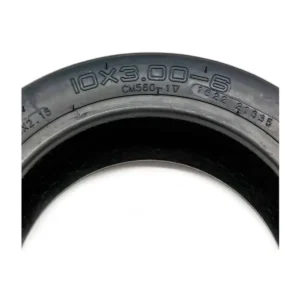 Neumático CST Cityroad 10x3-6 reforzado para patinete eléctrico, detalle de medidas grabadas en el caucho.