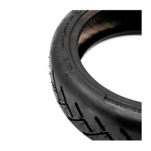 OMMVISHOP presenta marca CST grabada en el neumático tubeless 250x54 urbano para patinete eléctrico compacto.