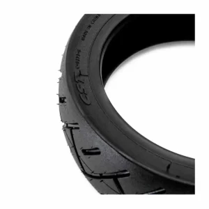 Marca CST grabada en el neumático tubeless 250x64 reforzado para patinete eléctrico, detalle de autenticidad.
