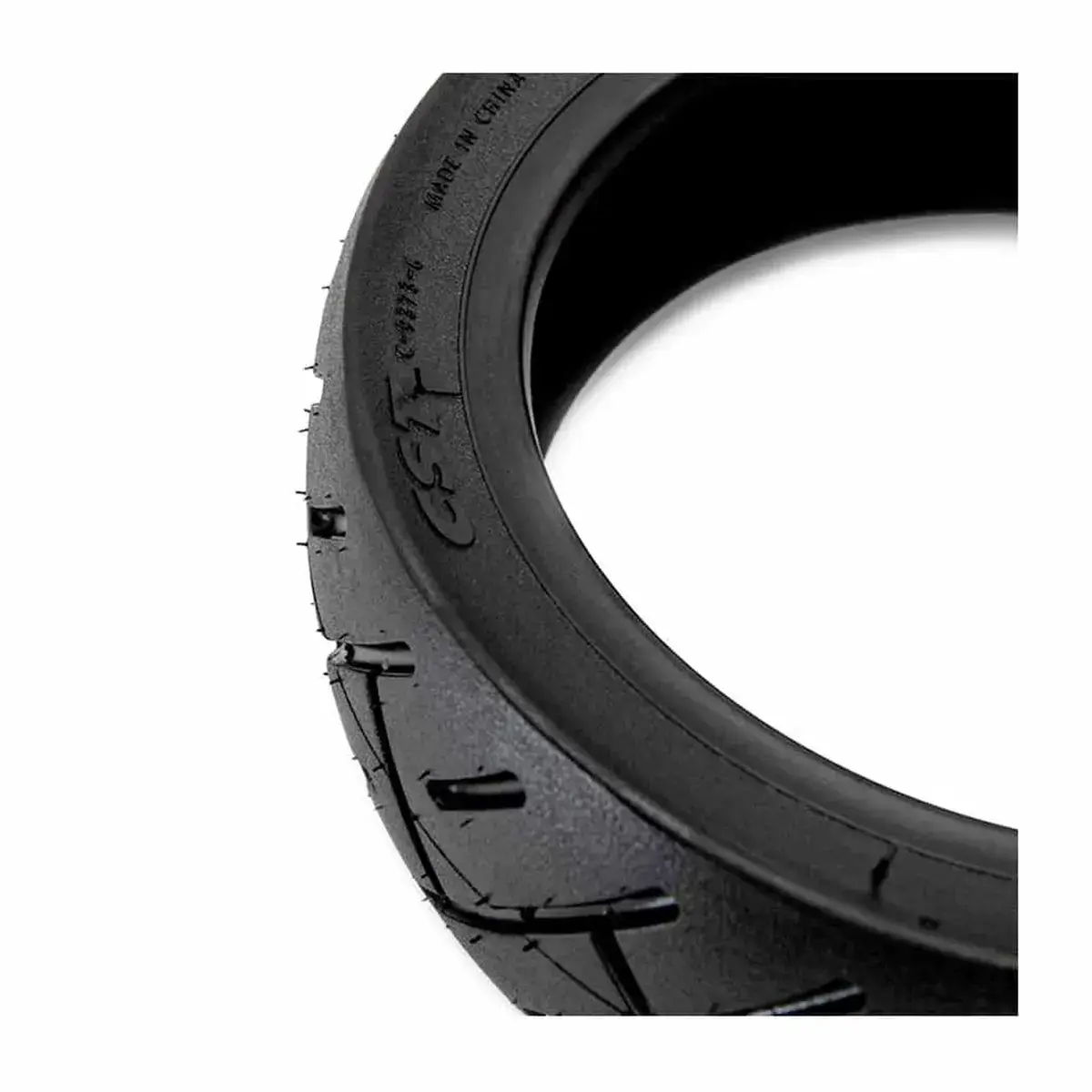 Marca CST grabada en el neumático tubeless 250x64 reforzado para patinete eléctrico, detalle de autenticidad.