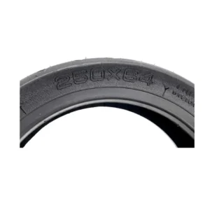 Medidas grabadas en el neumático CST 250x64 tubeless reforzado para patinete eléctrico, detalle técnico visible.