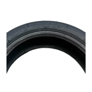 Marca Innova grabada en el neumático 60/70-6.5 con gel antipinchazos para patinete eléctrico, vista de primer plano.