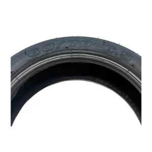 Neumático Innova 60/70-6.5 tubeless urbano reforzado para patinete eléctrico, detalle de medidas grabadas.