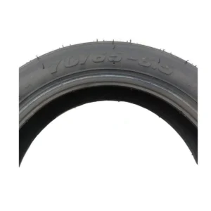 Neumático 70/65-6.5 reforzado para patinete eléctrico, medidas grabadas en caucho resistente visibles.