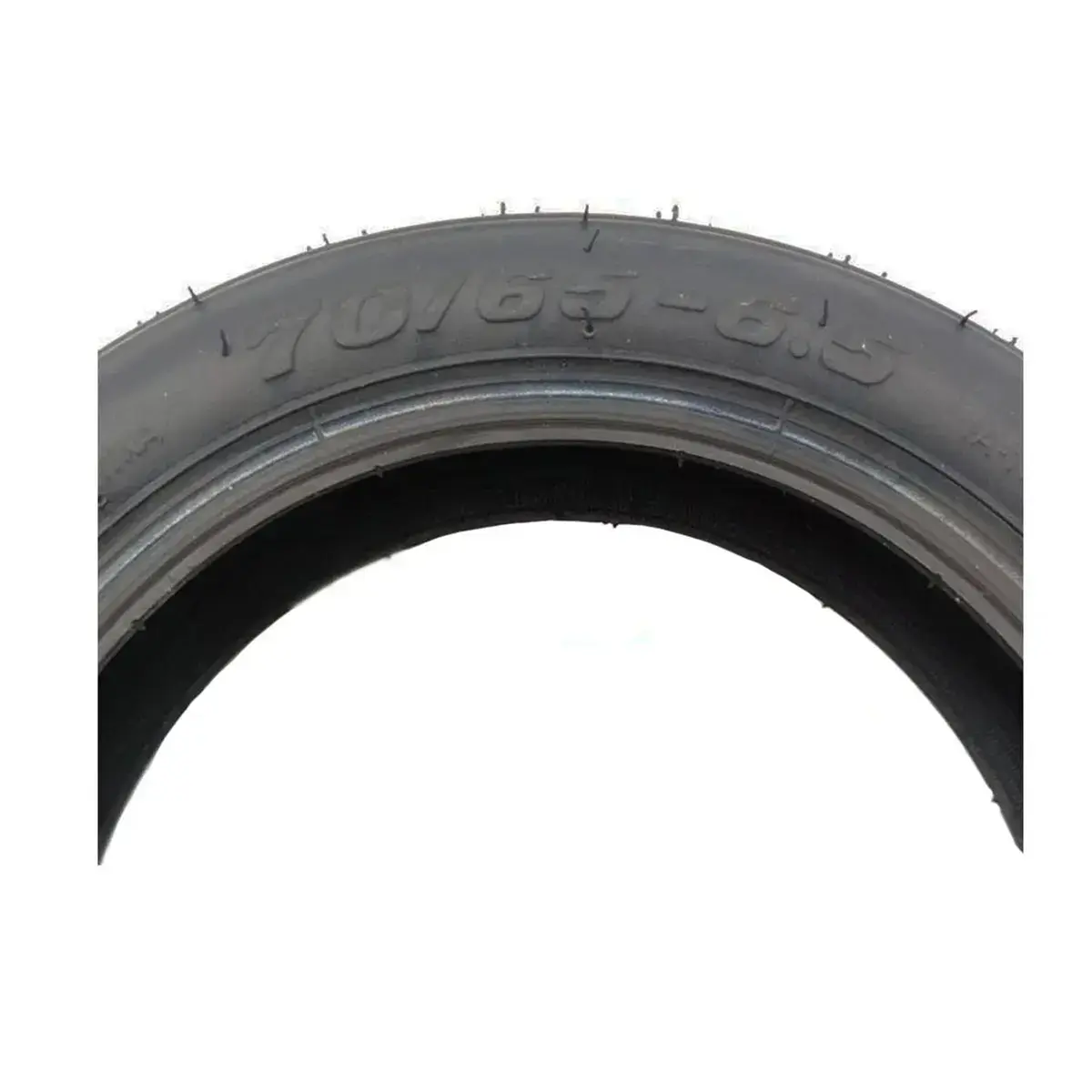 Neumático 70/65-6.5 reforzado para patinete eléctrico, medidas grabadas en caucho resistente visibles.