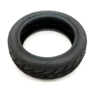 Detalle de la marca Innova grabada en el neumático 70/65-6.5 urbano para patinete eléctrico.