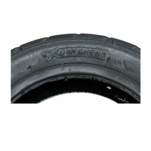 OMMVISHOP muestra detalle de la marca XuanCheng en el neumático 70/80-6.5 urbano reforzado para patinete eléctrico.