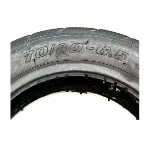 Medidas grabadas en el neumático XuanCheng 70/80-6.5 reforzado para patinete eléctrico, vista primer plano.
