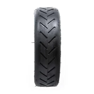 Neumático CST 8.5x2 reforzado para patinete eléctrico, perfil lateral mostrando resistencia y agarre mejorado.