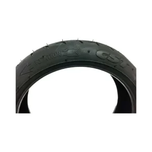 Primer plano de la banda urbana antideslizante del neumático CST 8.5x2 reforzado para patinete eléctrico.