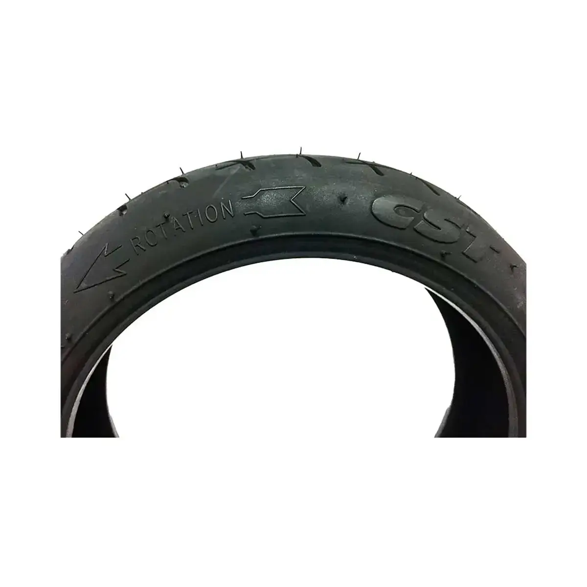 Primer plano de la banda urbana antideslizante del neumático CST 8.5x2 reforzado para patinete eléctrico.