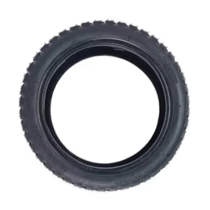 Vista lateral del neumático 8.5x2 offroad multitaco para patinete eléctrico, tacos de tracción agresiva.