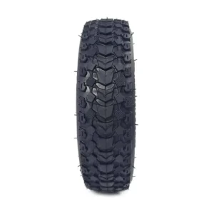 Perfil en perspectiva del neumático 8.5x2 offroad multitaco reforzado para patinete eléctrico, estructura sólida.