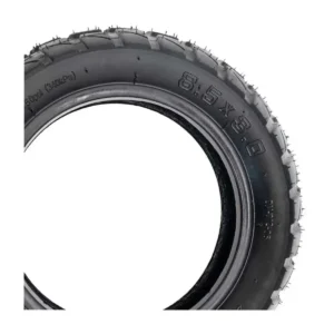 Detalle de medidas del neumático 8.5x3 50-134 offroad multitaco para patinete eléctrico, grabadas en caucho.