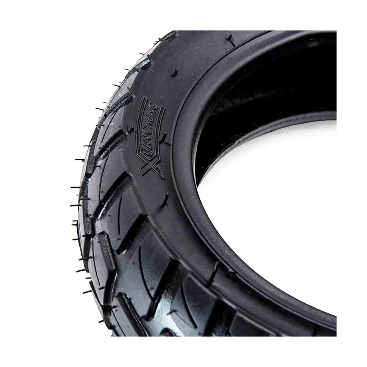 Marca Xuancheng grabada en el neumático tubeless 8.5x3 50-134 offroad multitaco para patinete eléctrico.