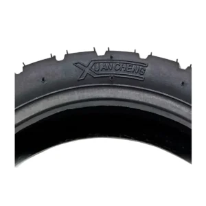 Marca XuanCheng grabada en el neumático 8.5x3-6.1 offroad para patinete eléctrico, vista primer plano.