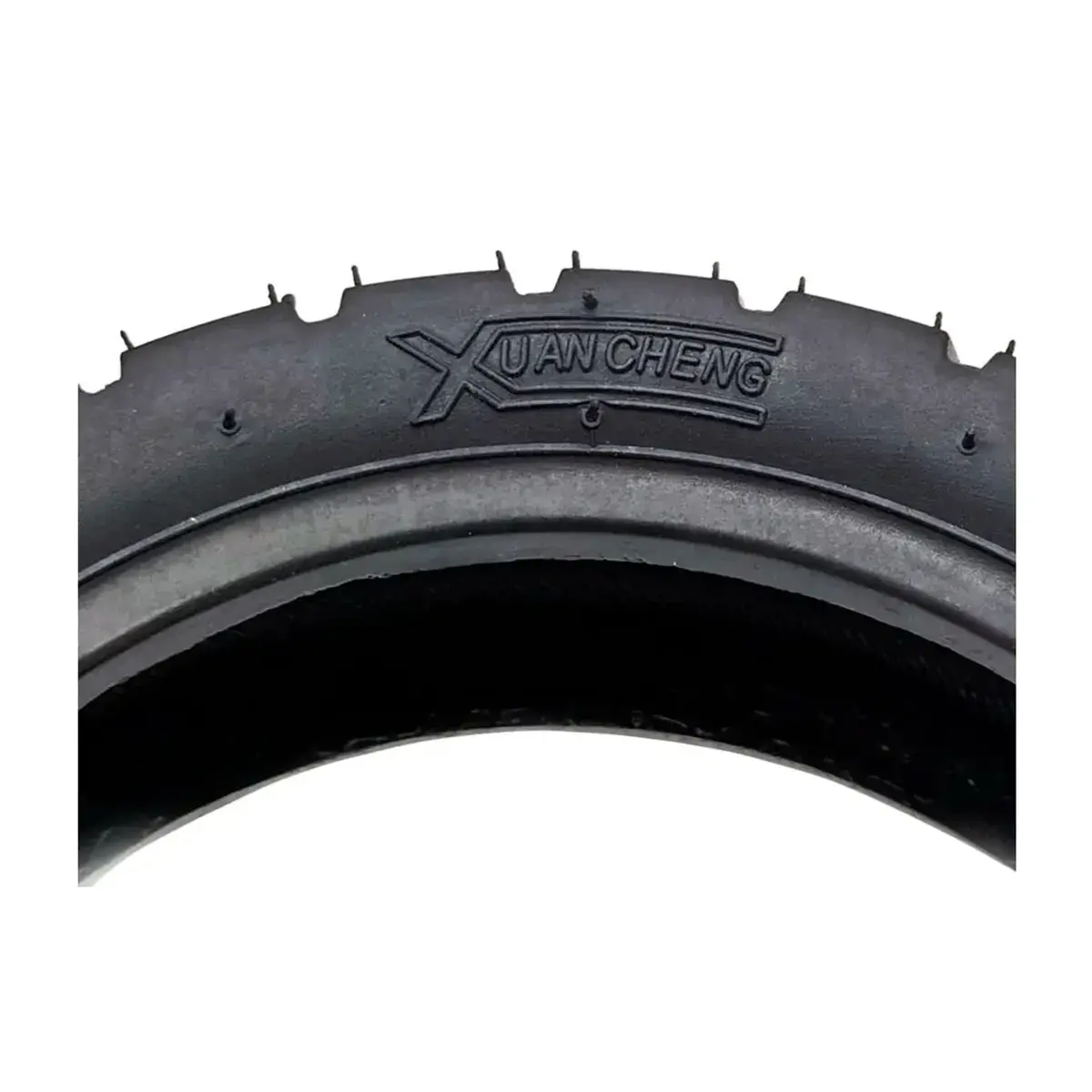 Marca XuanCheng grabada en el neumático 8.5x3-6.1 offroad para patinete eléctrico, vista primer plano.