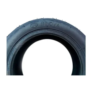 Marca Innova grabada en el neumático tubeless 8x3-5 Cityroad para patinete eléctrico, detalle visible.