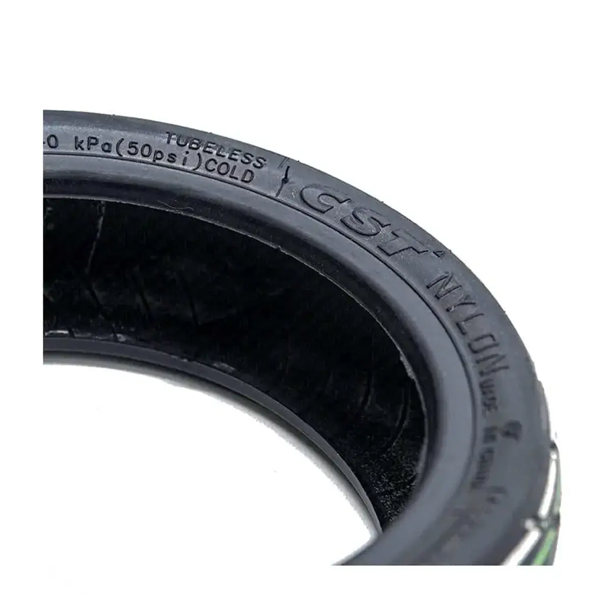 Detalle de la marca CST grabada en el neumático 9.5x2.5-6.1 tubeless reforzado para patinete eléctrico.