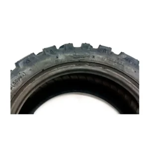 OMMVISHOP presenta detalle de la marca CST en el neumático 90/65-6.5 (11x3) multitaco tubeless reforzado para patinete eléctrico.