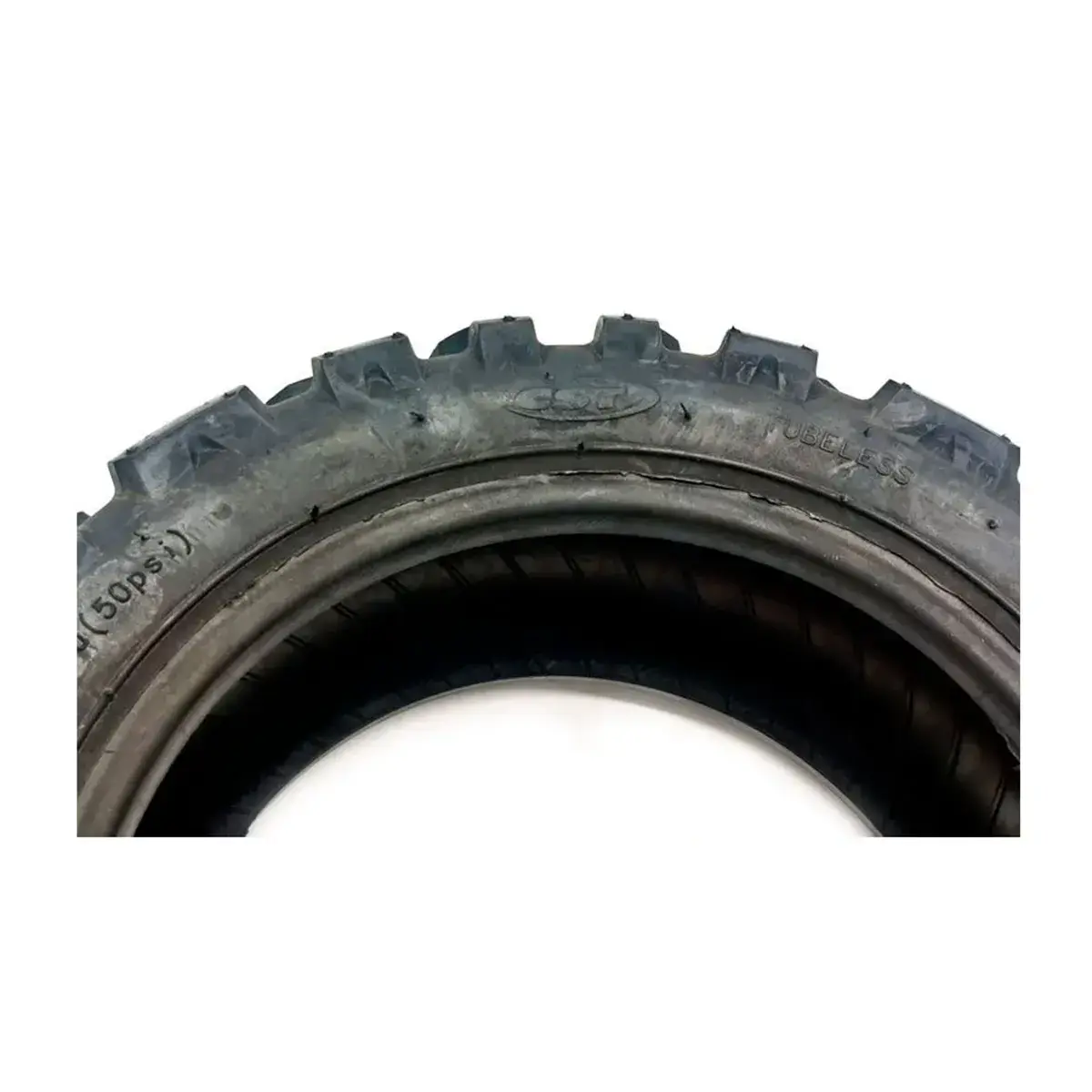OMMVISHOP presenta detalle de la marca CST en el neumático 90/65-6.5 (11x3) multitaco tubeless reforzado para patinete eléctrico.