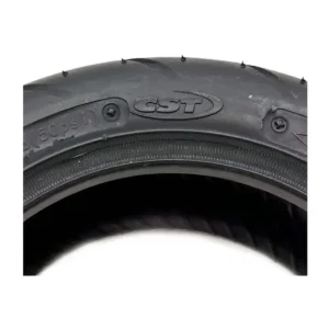 Detalle de la marca CST en el neumático CityRoad 90/65-6.5 tubeless.