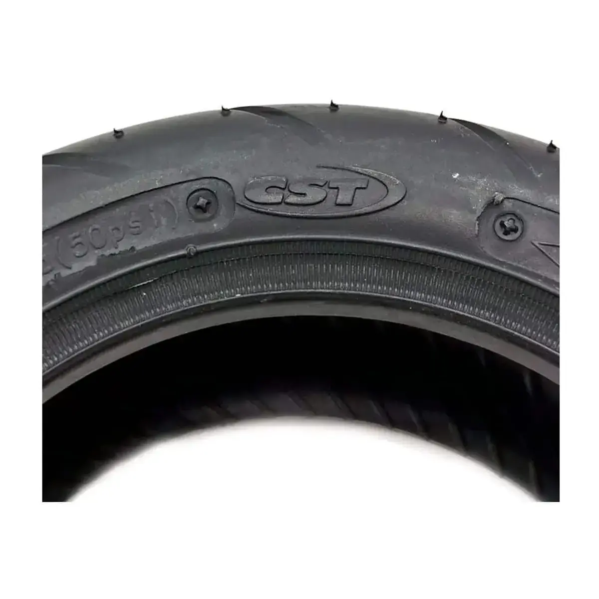 Detalle de la marca CST en el neumático CityRoad 90/65-6.5 tubeless.