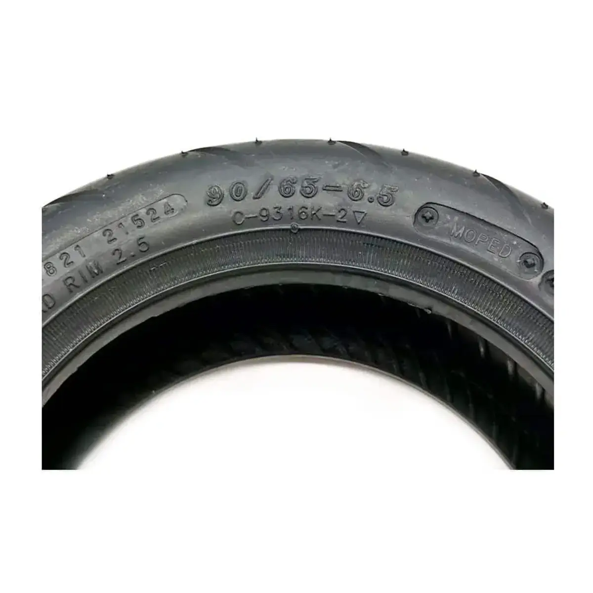 Medidas técnicas del neumático CST Cityroad 90/65-6.5 tubeless reforzado para patinete eléctrico, detalle grabado.