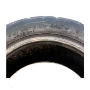 Medidas grabadas en el neumático CST 90/65-6.5 tubeless onroad reforzado para patinete eléctrico, detalle técnico.