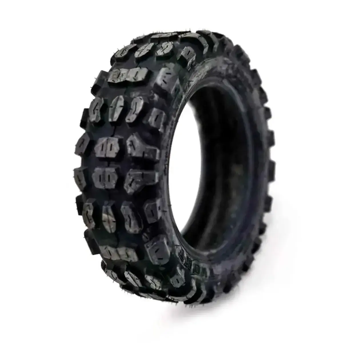 Neumático 90/65-6.5 Tubeless Offroad – Tracción para Patinetes Eléctricos, vista frontal tacos reforzados para tracción extrema, en la tienda OmmviShop.