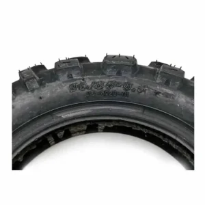 Neumático offroad 90/65-6.5 para patinete eléctrico, detalle de medidas grabadas en caucho reforzado.