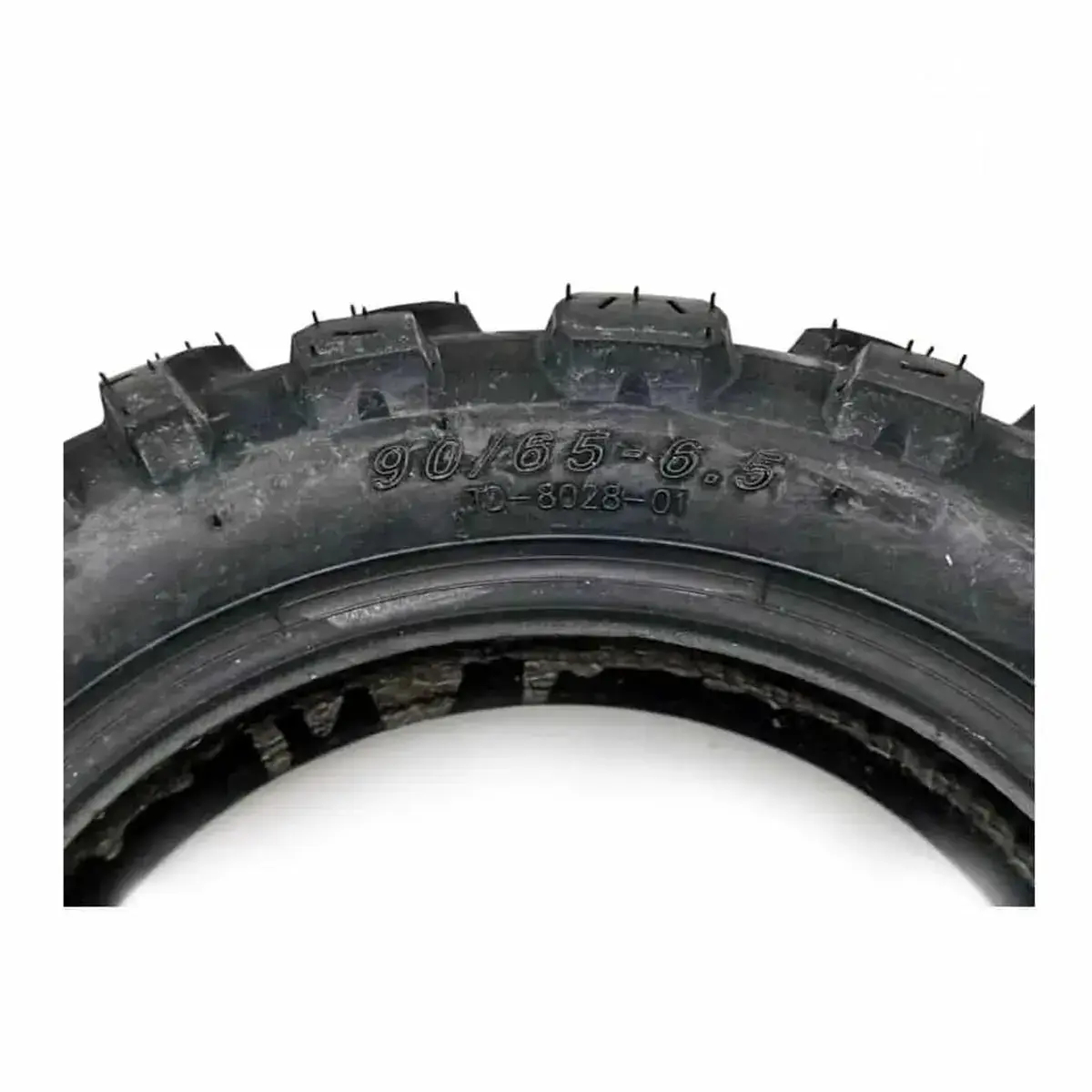 Neumático offroad 90/65-6.5 para patinete eléctrico, detalle de medidas grabadas en caucho reforzado.