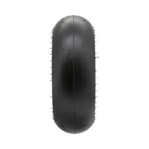 Neumatico Tubeless Radial 90 65R6 5 T41 Slick Pmt Para Patinete Electrico: vista de cerca demostrando su fabricación cuidada.