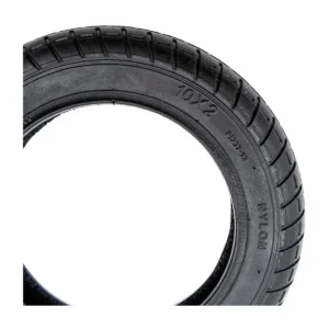 Imagen el neumático Wanda 10x2 reforzado para patinete eléctrico de 10 pulgadas, perfil en perspectiva con estructura sólida.
