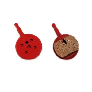 Vista lateral de las pastillas de freno modelo 010 para Patinete Eléctrico, mostrando su diseño redondeado de resina con pestaña larga y acabado en rojo/negro.
