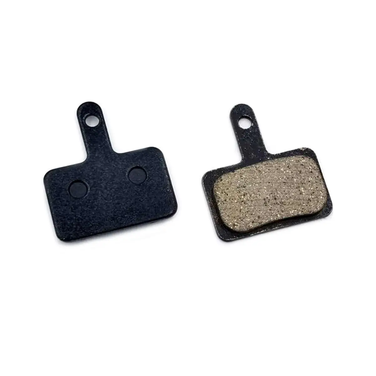 Vista frontal de las pastillas de freno modelo 003 para Patinete Eléctrico, con pestaña corta y material resina, destacando su diseño rectangular y compatibilidad con pinzas mecánicas.