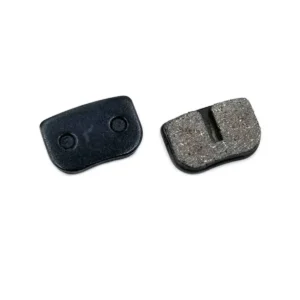 Vista frontal de las pastillas de freno modelo 002 redondeado para Patinete Eléctrico, fabricadas en resina orgánica y medidas de 27.5mm por 17.8mm.