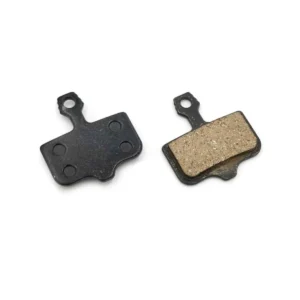 Vista frontal de las pastillas de freno para Patinete Eléctrico, modelo 001 rectangular en resina orgánica, con pestaña larga para perfecto ajuste en pinzas Zoom.
