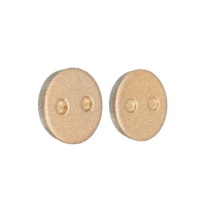 Vista frontal de pastillas de freno redondas semi-metálicas de 21 mm en color dorado, diseñadas para Patinete Eléctrico Xiaomi M365, mostrando su compuesto duradero y imantado para una instalación sencilla.
