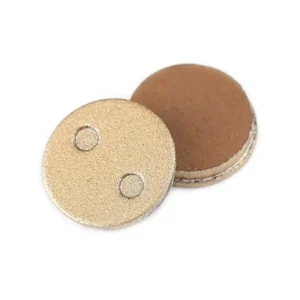 Vista posterior de pastillas de freno redondas semi-metálicas de 21 mm para Patinete Eléctrico, resaltando su acabado dorado y durabilidad mejorada.