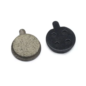 Vista posterior de las pastillas de freno para Patinete Eléctrico Xiaomi Pro con pestaña de 18 mm, destacando su forma redonda y material de resina semi-metálica.