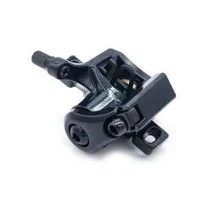 Pinza de Freno negro brillante para Patinete Eléctrico Xiaomi Mi 4 Pro, vista en perspectiva con pastillas rectangulares tipo Xtech incluidas.